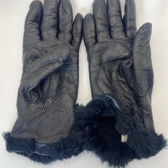 Black lined Gloves - Picture 7 of 8